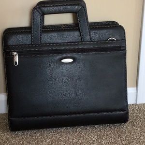 New Samsonite carry bag/briefcase with zippered pockets and faux leather look.
